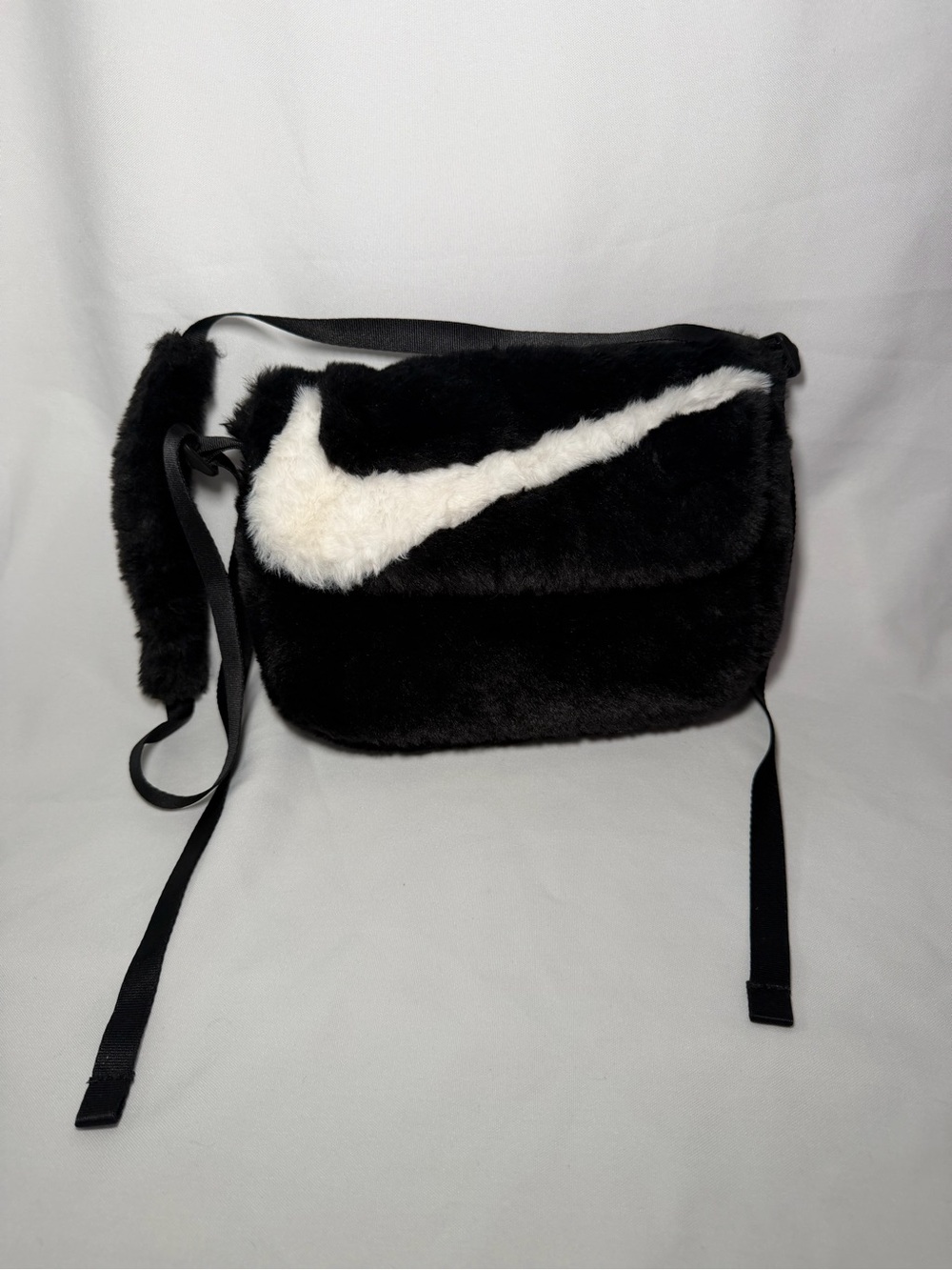 Nike Sportswear Futura 365 Faux Fur Crossbody
Bag (1L). - Picture 1 of 8